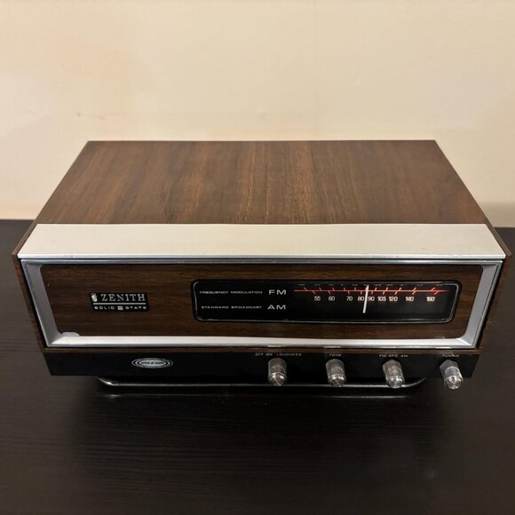 Vintage Zenith K421W AM/FM Solid State Radio – Woodgrain Mid-Century Receiver - Picture 2 of 9